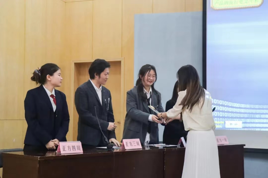 赛现场正方二辩发言正方三辩发言反方一辩发言反方三辩发言自由辩论环节正方电子信息工程学院辩论队获胜为培养同学们的分析能力、语言表达能力