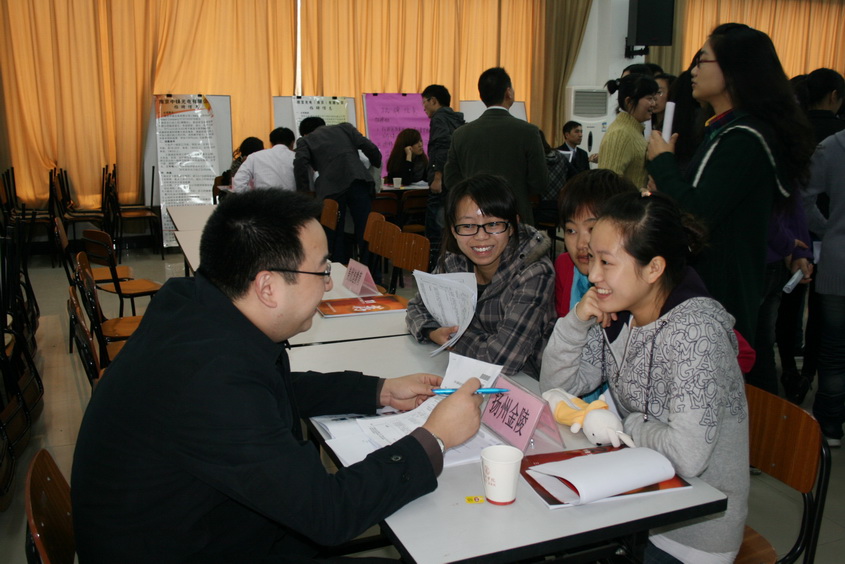 2010年高职院校园招聘会现场