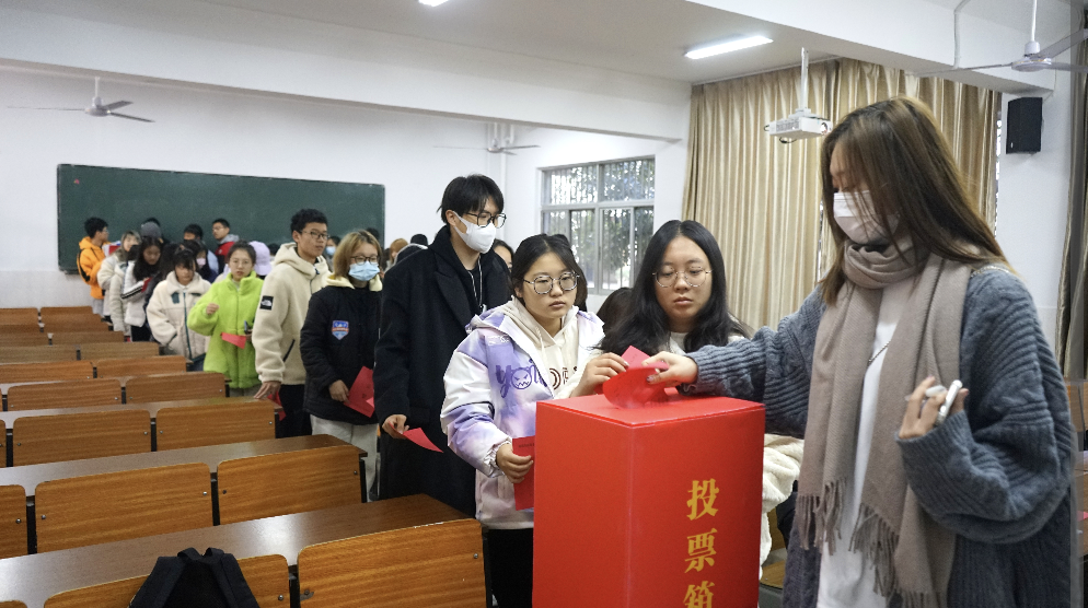 选民们有序投票