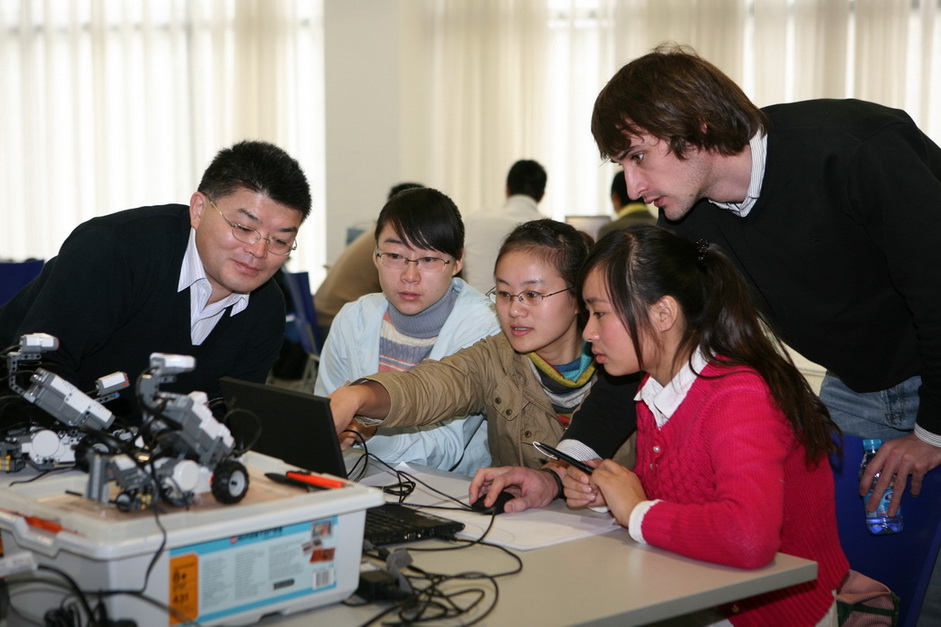 中德职业教育交流大会上我院学生在做实验